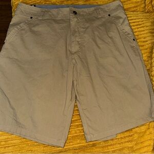 KUHL MOYNTAIN SHORTS SIZE 36